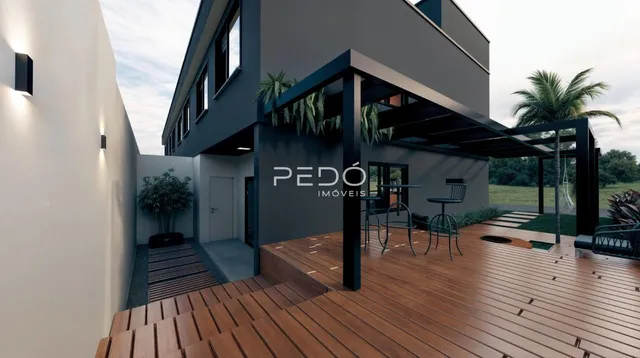 Fachada de uma residência moderna com deck de madeira em Lajeado.