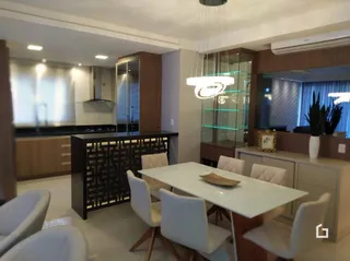 Foto de uma sala de jantar com mesa e cadeiras em um imóvel.