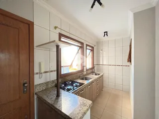 Vista da cozinha e área de passagem de um imóvel em Lajeado, Brasil.