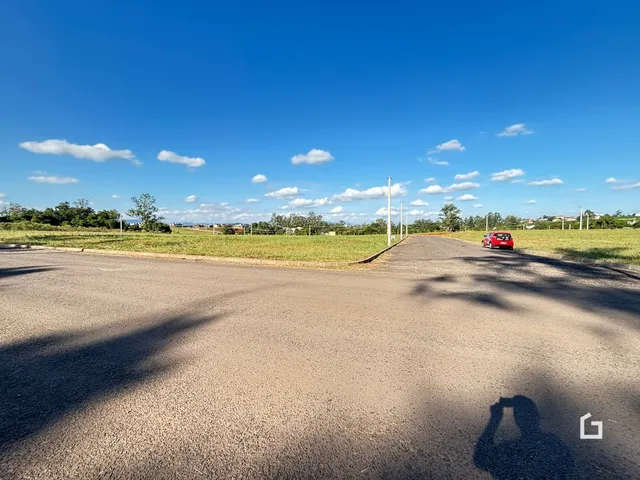 Vista da estrada e campo em Lajeado, Brasil.
