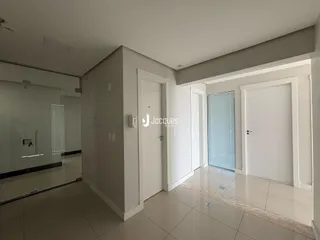 Corredor interno de um imóvel em Lajeado, Brasil, com piso de cerâmica claro.