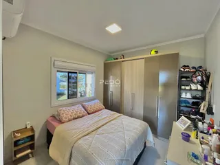 Quarto com janela e armários em um imóvel.
