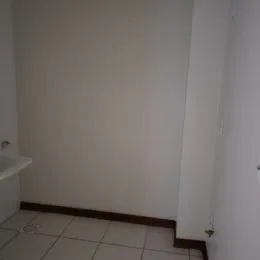 Parede branca de um cômodo interno.