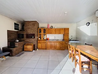 Interior de uma cozinha e sala de jantar em um imóvel no Brasil.