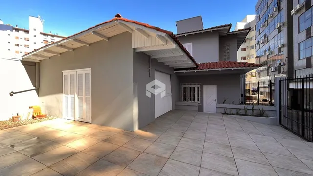Foto da fachada de uma residência com terraço em Lajeado, Brasil.