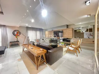 Sala de estar moderna com sofá e mesa de centro em um imóvel no Brasil.