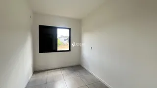 Interior de uma sala com piso de cerâmica e janela.