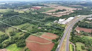 Vista aérea de uma área rural com campos e vegetação em Lajeado, Brasil.