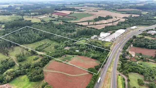 Vista aérea de uma área rural com campos e vegetação em Lajeado, Brasil.