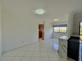 Interior de um ambiente com piso de cerâmica branca e paredes brancas.