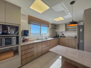 Foto de uma cozinha moderna com armários de madeira e janela.