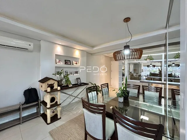 Sala de estar com mesa de jantar e decoração moderna em imóvel no Brasil.