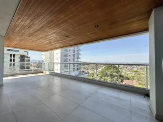 A varanda oferece uma vista panorâmica da paisagem.