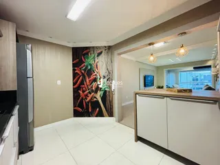 Ambiente interno de uma sala com piso de cerâmica branca e parede de destaque.