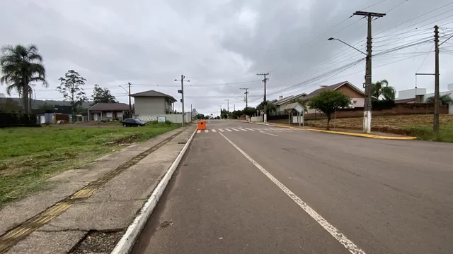 Vista da rua em uma área residencial em Lajeado, Brasil.