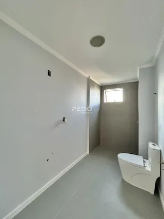 Corredor interno de um imóvel em Lajeado, Brasil, mostrando o piso e o vaso sanitário.