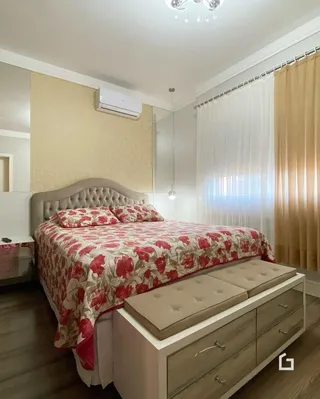 Quarto com cama e cabeceira em um ambiente claro.