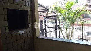 Vista da parede interna com televisão e área externa.