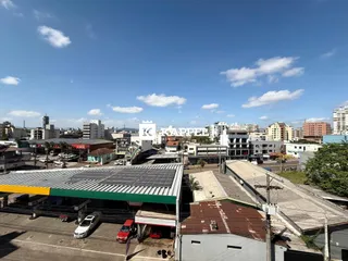 Vista aérea de uma área urbana com edifícios e telhados em Lajeado, Brasil.