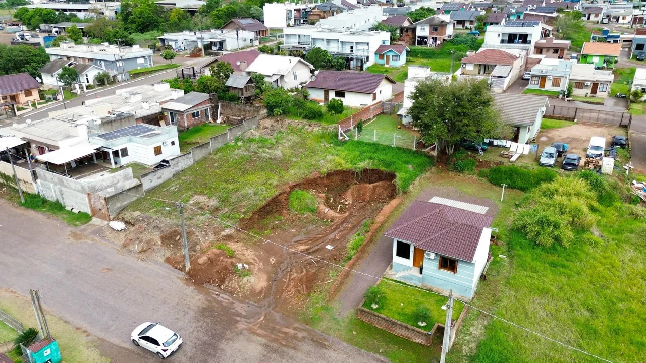 Vista aérea de um lote em Lajeado, Brasil, mostrando a área de terra e uma pequena construção.