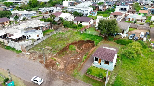 Vista aérea de um lote em Lajeado, Brasil, mostrando a área de terra e uma pequena construção.