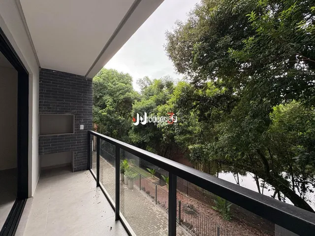 Varanda com vista para a vegetação circundante.