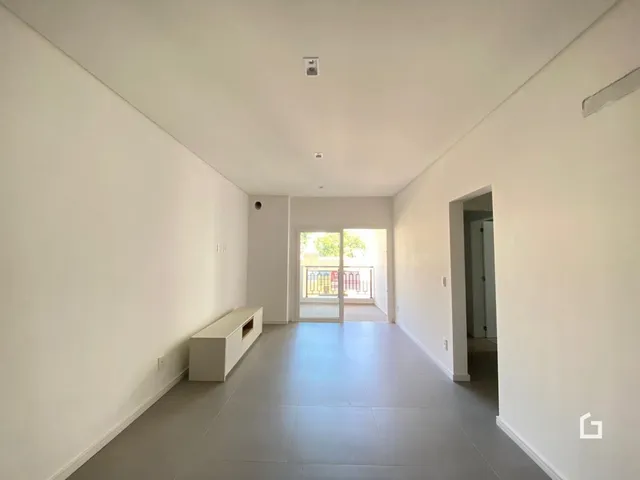 Hall de entrada com paredes brancas e piso cinza claro.