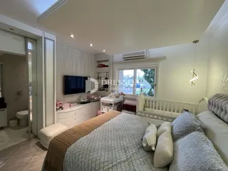 Quarto interno com cama e porta de entrada em uma residência.