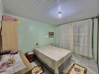 Quarto com cama e guarda-roupa em sala de estar.