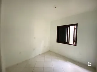 Vista interna de um corredor com piso de cerâmica branca.