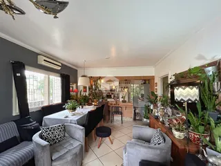 Sala de estar com área de jantar em um apartamento em Lajeado.