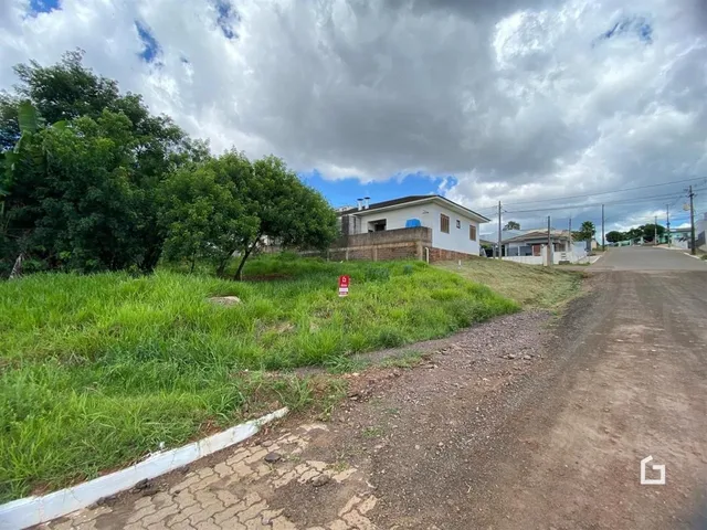 Fachada da residência em Lajeado, Brasil, com área gramada e vegetação ao redor.
