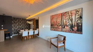 Sala de jantar e estar com decoração moderna e obras de arte.