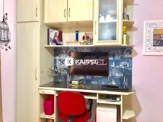 Foto de um ambiente interno com armários e uma televisão montada na parede.