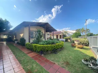 Fachada de uma casa em Lajeado, Brasil, com jardim e calçada de tijolos.