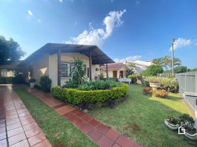 Fachada de uma casa em Lajeado, Brasil, com jardim e calçada de tijolos.
