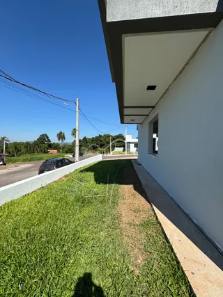 Fachada de uma residência em Lajeado, Brasil, com gramado em frente.