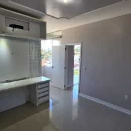 Ambiente interno com armários brancos e piso claro.