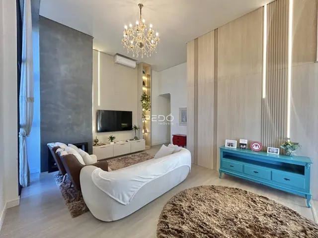 Sala de estar moderna com sofá branco e decoração clara.