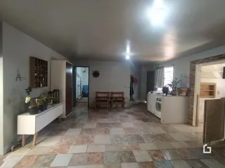 Ambiente interno com piso de cerâmica e móveis de madeira.