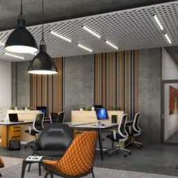 Foto de uma sala de estar com mesa e assentos.