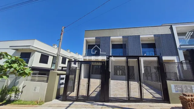 Fachada de um imóvel residencial em Lajeado, Brasil, com portão de ferro.