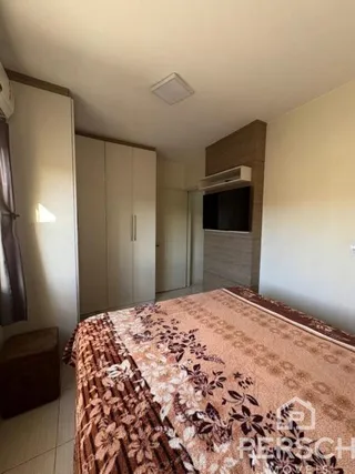 Foto de um quarto com cama coberta por um edredom estampado.