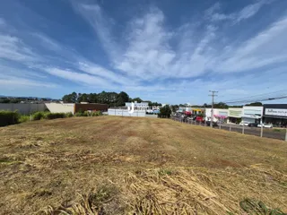 Terreno aberto com vegetação seca em primeiro plano.