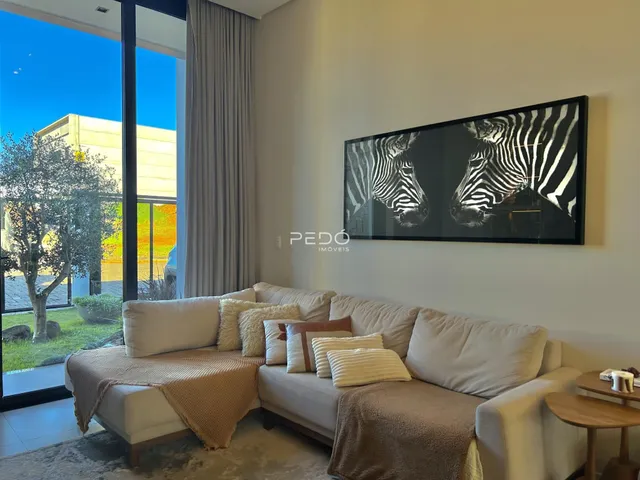 Sala de estar com vista para o exterior.