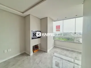 Uma sala de estar ampla com piso claro e grandes janelas.
