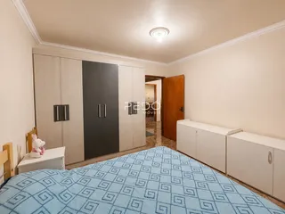 Quarto com armário e cama em ambiente interno.