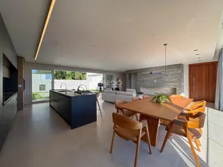 Sala de estar e jantar de um imóvel em Lajeado, Brasil, com vista para o quintal.