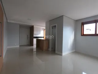 Hall de entrada com piso claro e paredes cinzas em um imóvel no Brasil.