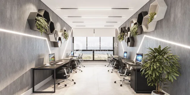 Uma sala de escritório moderna com mesas de trabalho alinhadas.